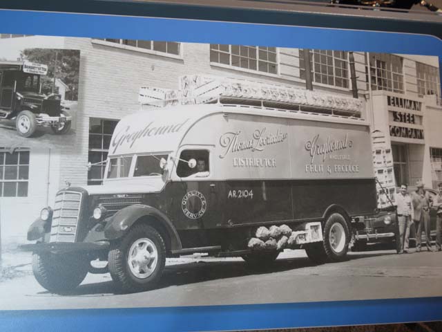 Un Mack dedicado a la distribución de frutas en los años 30 del siglo XX.